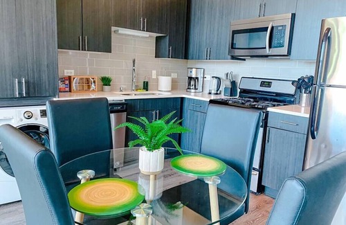 Near South Side Apartment | Modern 2b/2b family heaven with optional parking for up to 8 guests