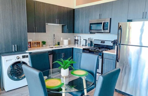 Near South Side Apartment | Modern 2b/2b family heaven with optional parking for up to 8 guests