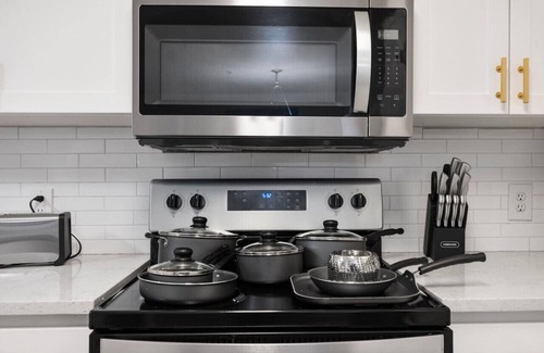 Tempe Apartment | Modern 2B2B: Stylish with Pool, Arcade, Gym, & Complimentary Parking