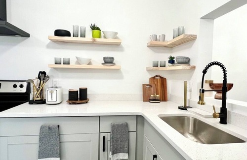 South Green House | Modern 2bd Townhouse near Downtown & Hospitals