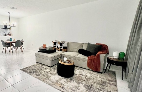 South Green House | Modern 2bd Townhouse near Downtown & Hospitals