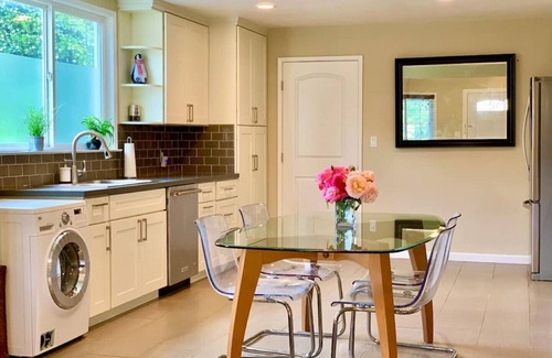 Willow Glen House | Modern 2Bed/1Bath bungalow style suite in Willow Glen