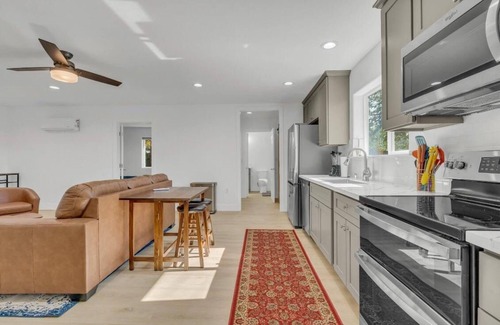Pasadena House | Modern 2BR/2BA Close to Downtown
