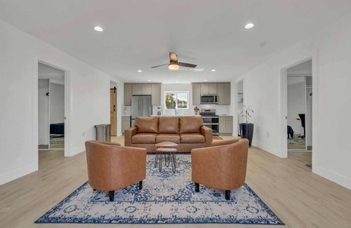 Pasadena House | Modern 2BR/2BA Close to Downtown
