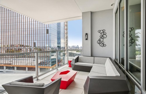 West End Apartment | Modern 2BR/2BA Midtown Nashville apartment in a luxury building near Centennial Park, the Parthenon, and Downtown. Enjoy skyline views, a full kitchen, and top-tier amenities—perfect for exploring Music City in style and comfort.