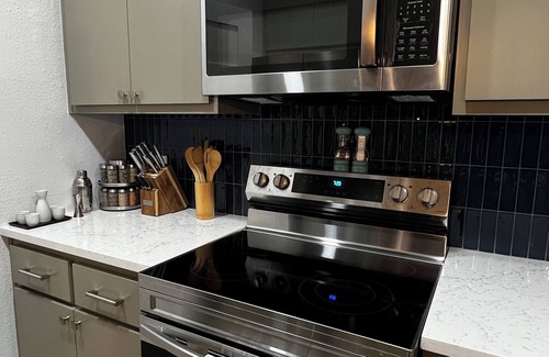 North Burnet Condo | Modern 2BR 2BA near Domain - Q2 Stadium - SXSW - Kalahari Resorts