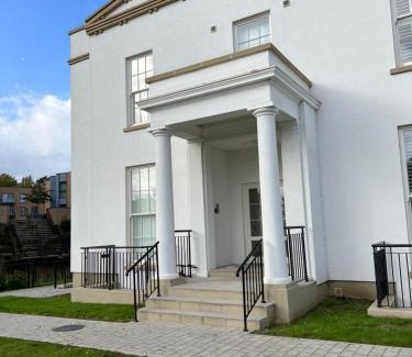 Hemel Hempstead Apartment | Modern 2BR 2BA with Free Parking - Sleeps 6