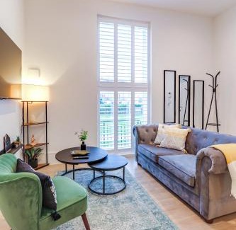 Hemel Hempstead Apartment | Modern 2BR 2BA with Free Parking - Sleeps 6