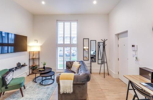 Hemel Hempstead Apartment | Modern 2BR 2BA with Free Parking - Sleeps 6