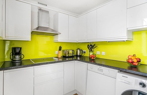 The City of London Apartment | Modern 2BR Apartment with Patio in the Heart of Holborn's Vibrant Neighborhood