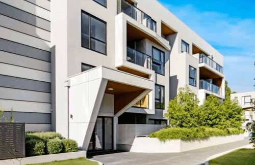 Clayton Apartment | Modern 2BR Apt in Clayton Free Parking