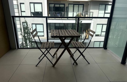 Clayton Apartment | Modern 2BR Apt in Clayton Free Parking