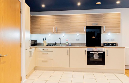 Southampton Apartment | Modern 2BR Apt w/Balcony & Free Parking
