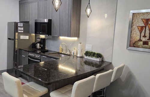 West Town Apartment | Modern 2BR APT - West Town - Tons to do- Central Location!