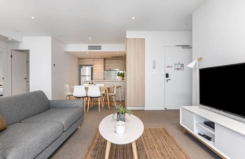 Broadbeach Condo | Modern 2BR Broadbeach - Ocean & Hinterland Views