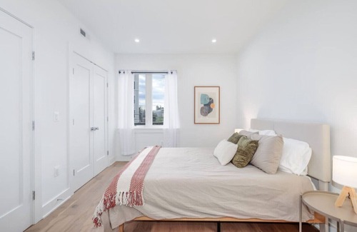 Southeast Hotel | Modern 2BR Capitol Hill Apartment - 3 Min walk to Metro!