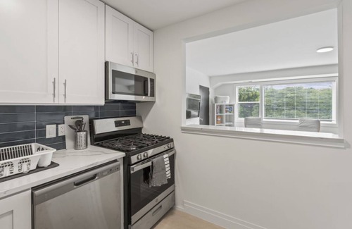 Taylor Run Condo | Modern 2BR Condo in Alexandria. Serenity that You Deserve