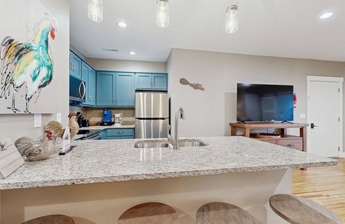 Waynesville Condo | Modern 2BR Condo Located over Main Street with Cable, Wifi, and Full Kitchen