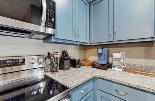 Waynesville Condo | Modern 2BR Condo Located over Main Street with Cable, Wifi, and Full Kitchen