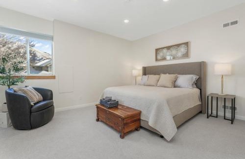 Sandy House | Modern 2br Escape Mountain View & Gully Access