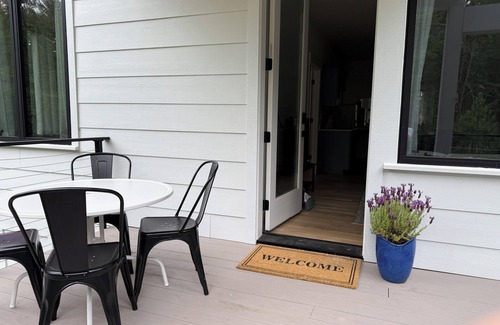 Geneva Apartment | Modern 2BR forest retreat steps from Galbraith trails & Lake Whatcom. Monthly stays Jan–Mar 2026. Fast Wi-Fi & desk for remote work. Mount Baker skiing just 80 mins away.