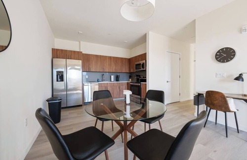Newark Hotel | Modern ! 2BR Free Parking ! 30 Min to NYC !