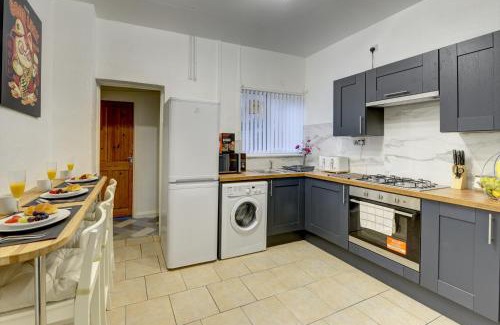 Coventry House | Modern 2BR Gem I Free Parking I Sleeps 5