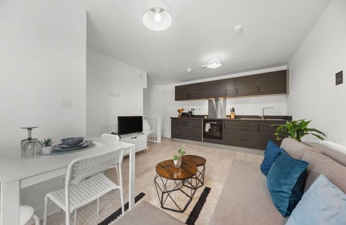Killingbeck House | Modern 2BR Home Free Parking Ideal for Long Stays