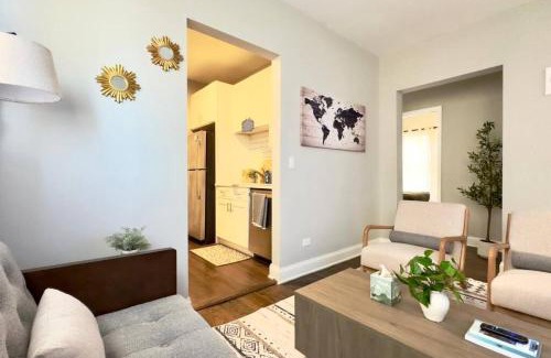 Albany Park Apartment | Modern 2BR, Ideal Location Near Local Spots