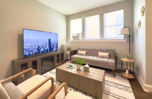 Albany Park Apartment | Modern 2BR, Ideal Location Near Local Spots