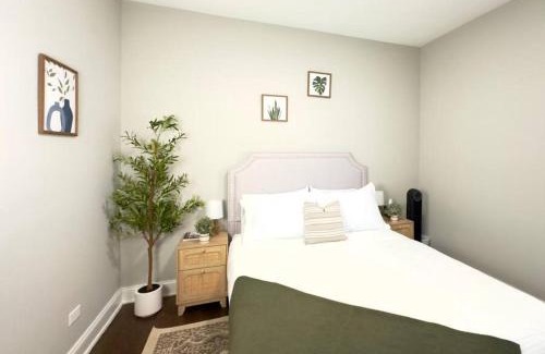 Albany Park Apartment | Modern 2BR, Ideal Location Near Local Spots