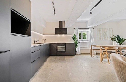 Gronn Apartment | Modern 2BR in Clausen w/WiFi, Kitchen & Workspace