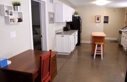 Upper Telegraph Apartment | Modern 2BR in Rockridge/Berkeley, Walkable to Shops, Dining, Grocers, BART
