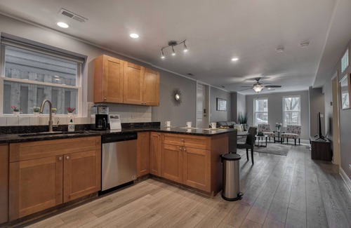 Roscoe Village House | Modern 2BR in Roscoe/Wrigley with Free Street Parking walk to Paulina Brown-line