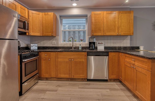 Roscoe Village House | Modern 2BR in Roscoe/Wrigley with Free Street Parking walk to Paulina Brown-line