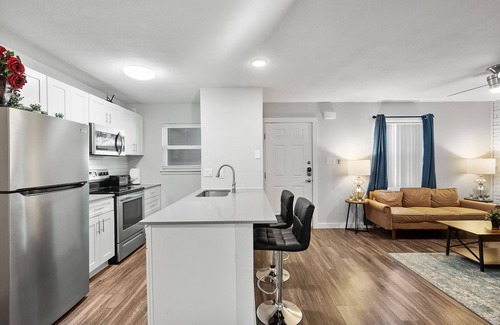 Hyde Park Apartment | Modern 2BR Near UT | Hyde Park | Evonify 3433