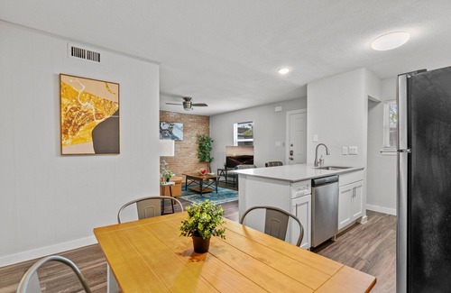 Hyde Park Apartment | Modern 2BR Near UT | Hyde Park | Evonify 7497