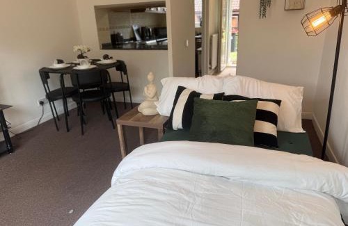 Great Linford Apartment | Modern 2BR Stay FREE WIFI FREE PARKING