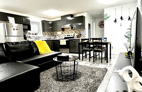 Delta House | Modern 2BR Suite with Kitchen, Close to Vancouver, Pet Friendly