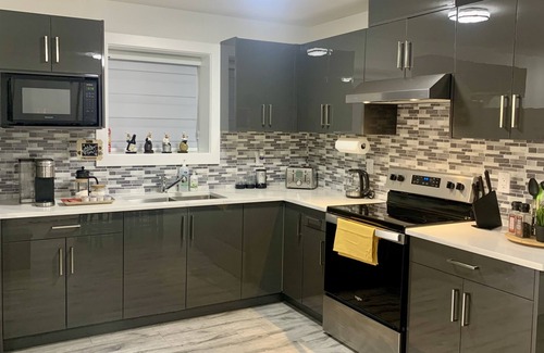 Delta House | Modern 2BR Suite with Kitchen, Close to Vancouver, Pet Friendly