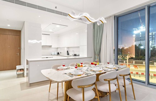 Al Safa Apartment | Modern 2BR w/Canal & Skyline Views near Downtown Dubai