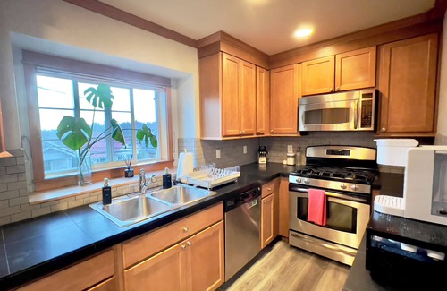 Judkins Park House | Modern 2BR w Fire Pit & BBQ - Perfect for Families, Travel Nurses & Corp Housing