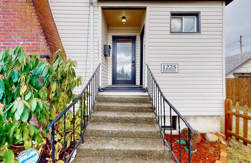 Enumclaw House | Modern, 2nd-floor duplex with a work station, and mountain views - near downtown