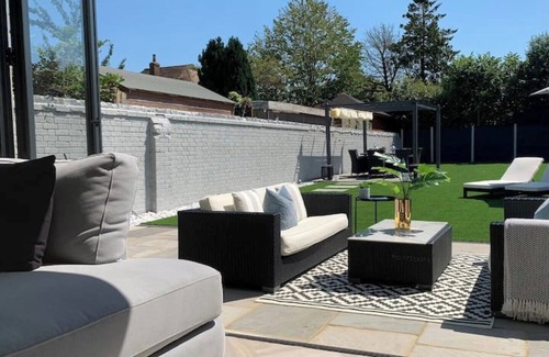 Hersham House | Modern 3-4 Bed Entire Home, 35 mins to London