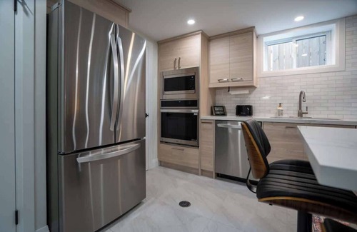 Seven Oaks Apartment | Modern 3 Bdrm Suite - Private Basketball Court & BBQ