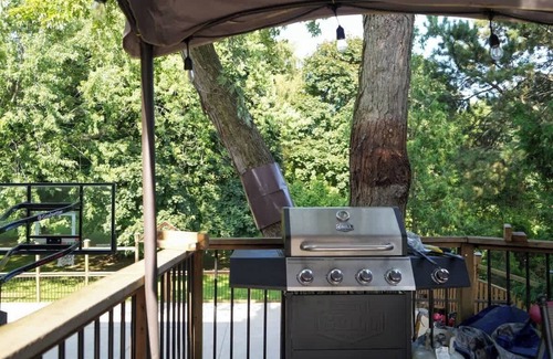 Seven Oaks Apartment | Modern 3 Bdrm Suite - Private Basketball Court & BBQ
