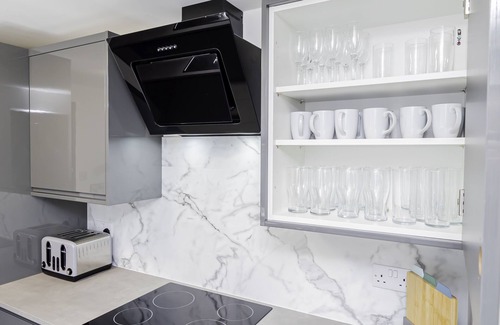 Southampton House | Modern 3-Bed, 3-Bath House | Sleeps 10 | Free Parking Newly refurbished home just off the M27. 10 mins to City Centre, Hospital & Airport. Ideal for families, contractors & groups.