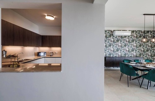 Sliema Condo | ✨ Modern 3-bed seafront apartment on the 6th floor of Sliema’s award-winning Fort Cambridge 🌊. Luxury living with stunning views in Malta’s most vibrant town.