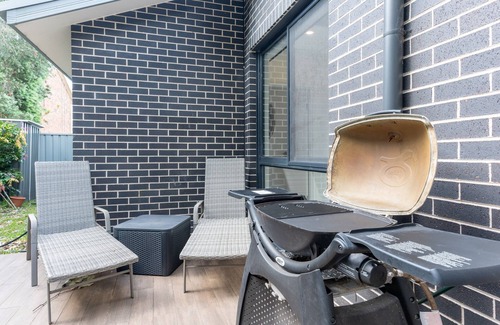 Ryde House | Modern 3-Bed Townhouse with Alfresco Dining & BBQ