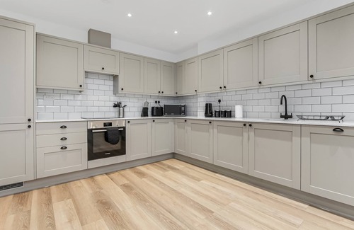 Addiscombe Apartment | Modern 3 Bedroom Stay, Patio, East Croydon